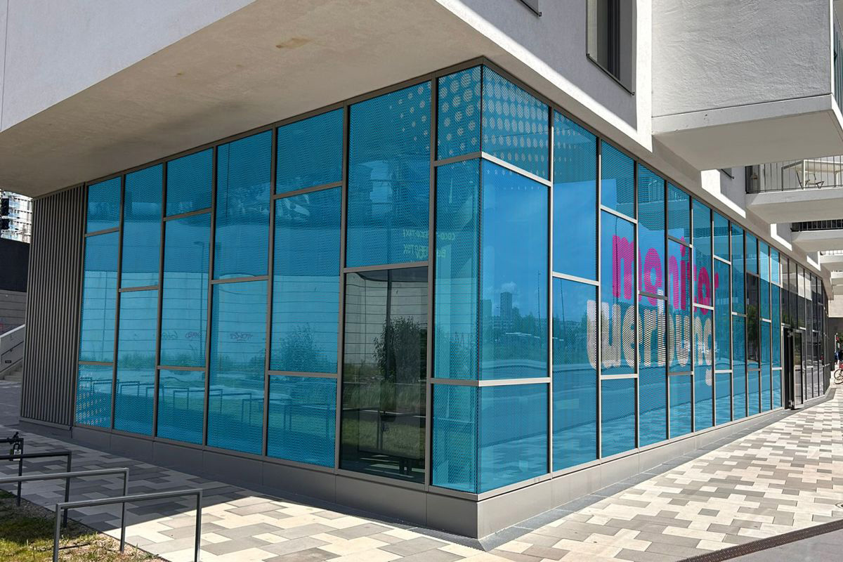 Aussenansicht eines Büros mit Fensterfront.