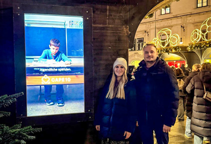 Outdoor Monitor im Hochformat mit Werbung von Cape10