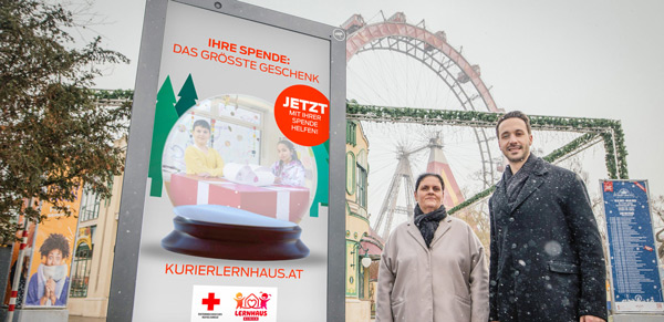 Petra Steininger vom Kurier Marketing und Sebastian Lanner, Geschäftsführer monitorwerbung, vor einer der 31 gesponserten digitalen Werbeflächen.  © Bild: Romar Ferry