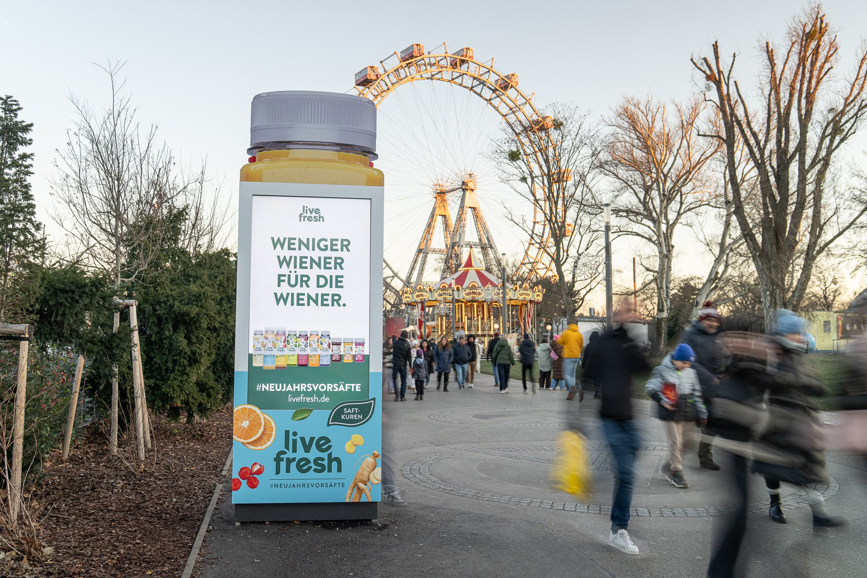 Hochformatiger Outdoor Screen mit Formatsprengung als Flasche und Wiener Riesenrad im Hintergrund