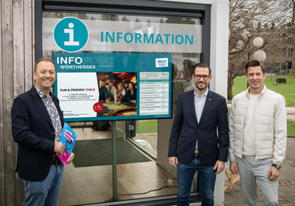 monitorwerbung Geschäftsführer Andreas Lanner, Tourismus- und Verkehrslandesrat Sebastian Schuschnig und Hannes Markowitz von der Veldener Tourismusgesellschaft vor dem digitale Infopoint in Velden