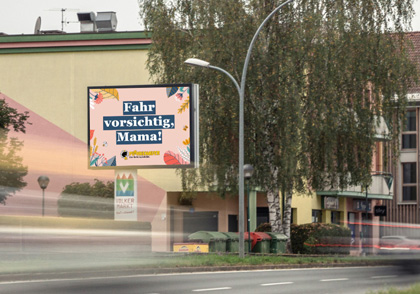 Foto von LED Wall neben Strasse mit dem Sujet Fahr vorsichtig, Mama!