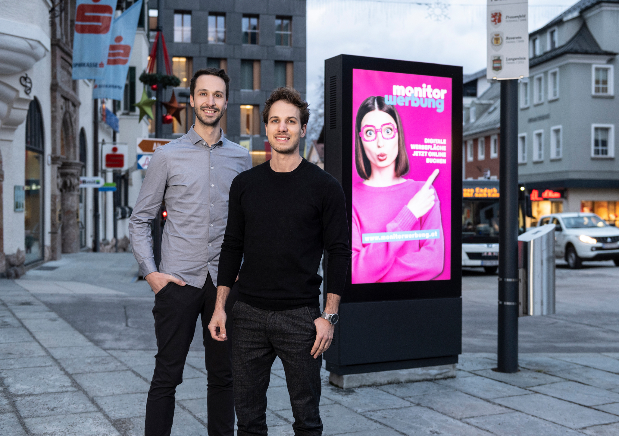 Die beiden monitorwerbung Gründer Sebastian Lanner und Josef Maier am Werbestandort in Kufstein.  © Peakmedia/Alex Gretter