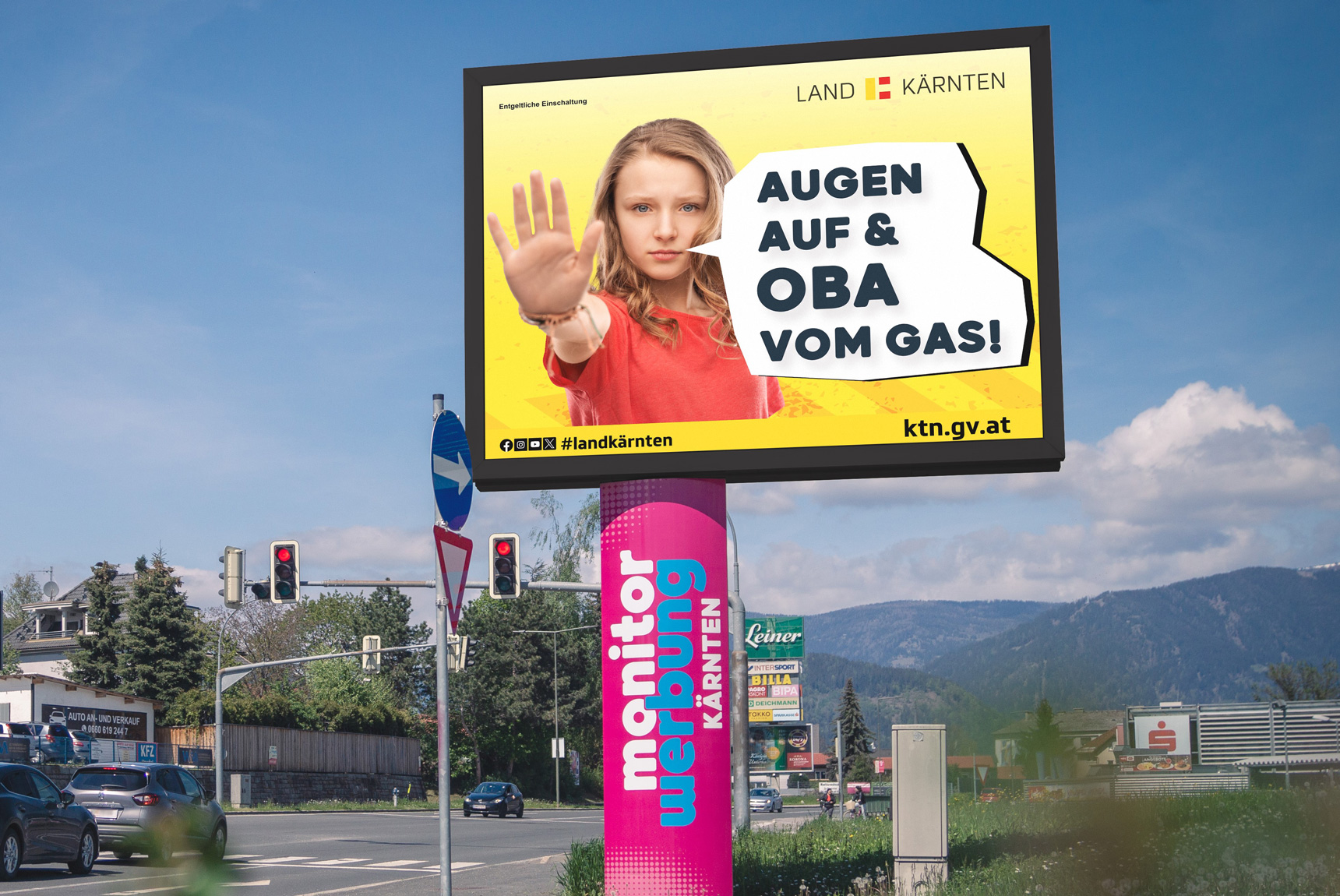 Fotomontage von Grafik Land Kärnten Sicherer Schulweg mit Slogan "Augen auf & Oba vom Gas" auf der LED-Wall Villach Süd von monitorwerbung