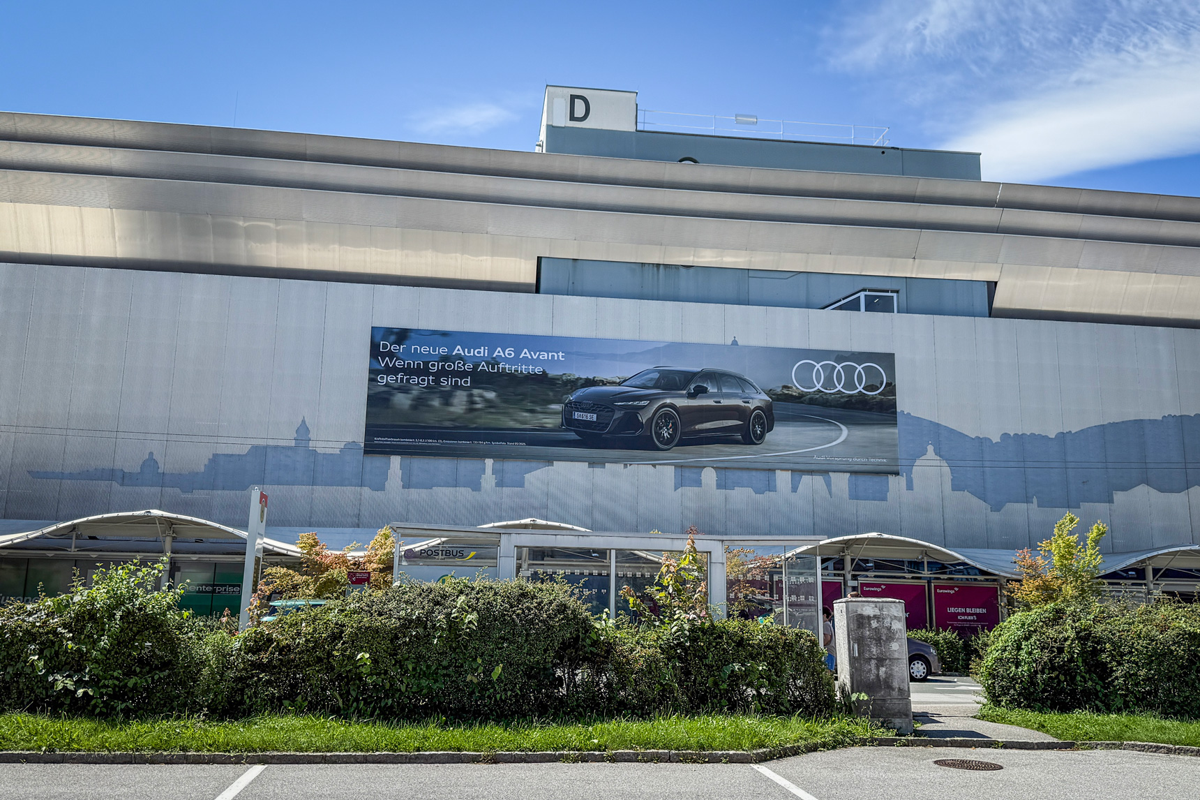 Ein großes Plakat auf der Fassade eines Gebäudes.