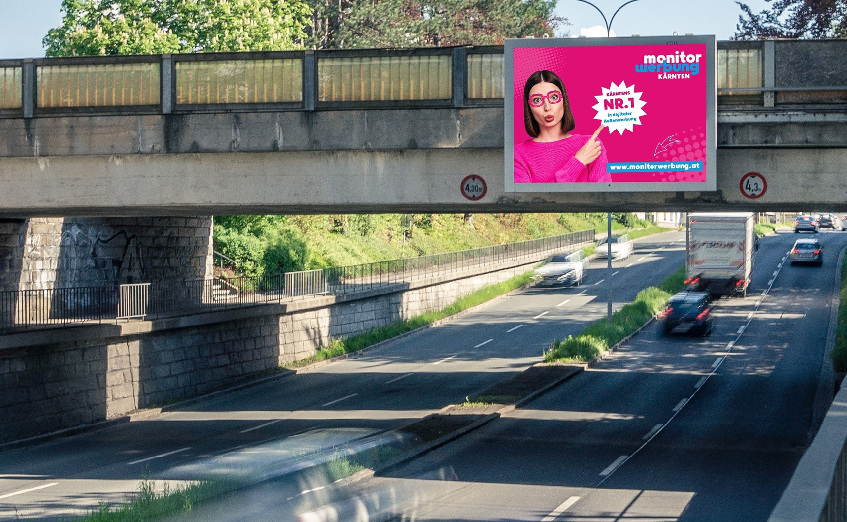 Eine LED Wall auf eine Brücke montiert über einer vielbefahrenen Strasse