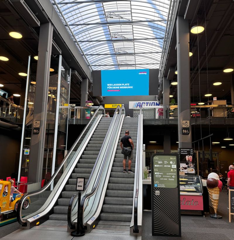 monitorwerbung Screen im Einkaufszentrum