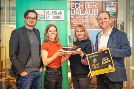 Preisübergabe DooH Award an Urlaub am Bauernhof