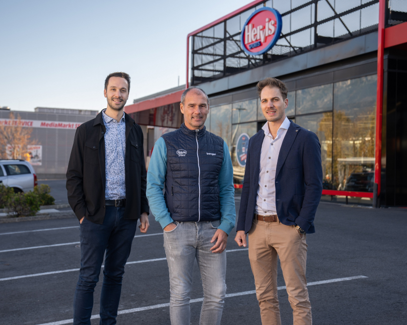 V.l.n.r. Sebastian Lanner, Geschäftsführer Monitorwerbung, David Tews, Hervis Marketing International und Josef Maier, Geschäftsführer Monitorwerbung. Copyright: Peakmedia Dominik Zwerger