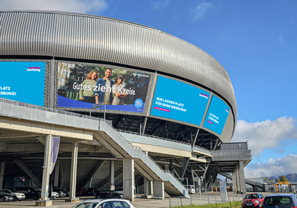Foto stadium Klagenfurt mit großen Werbplakaten Names GIGAwall auf der Fassade