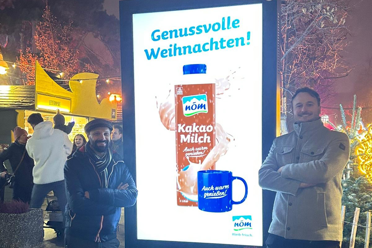 Outdoor Monitor im Hochformat mit Werbung von der Firma NÖM zu Weihnachten