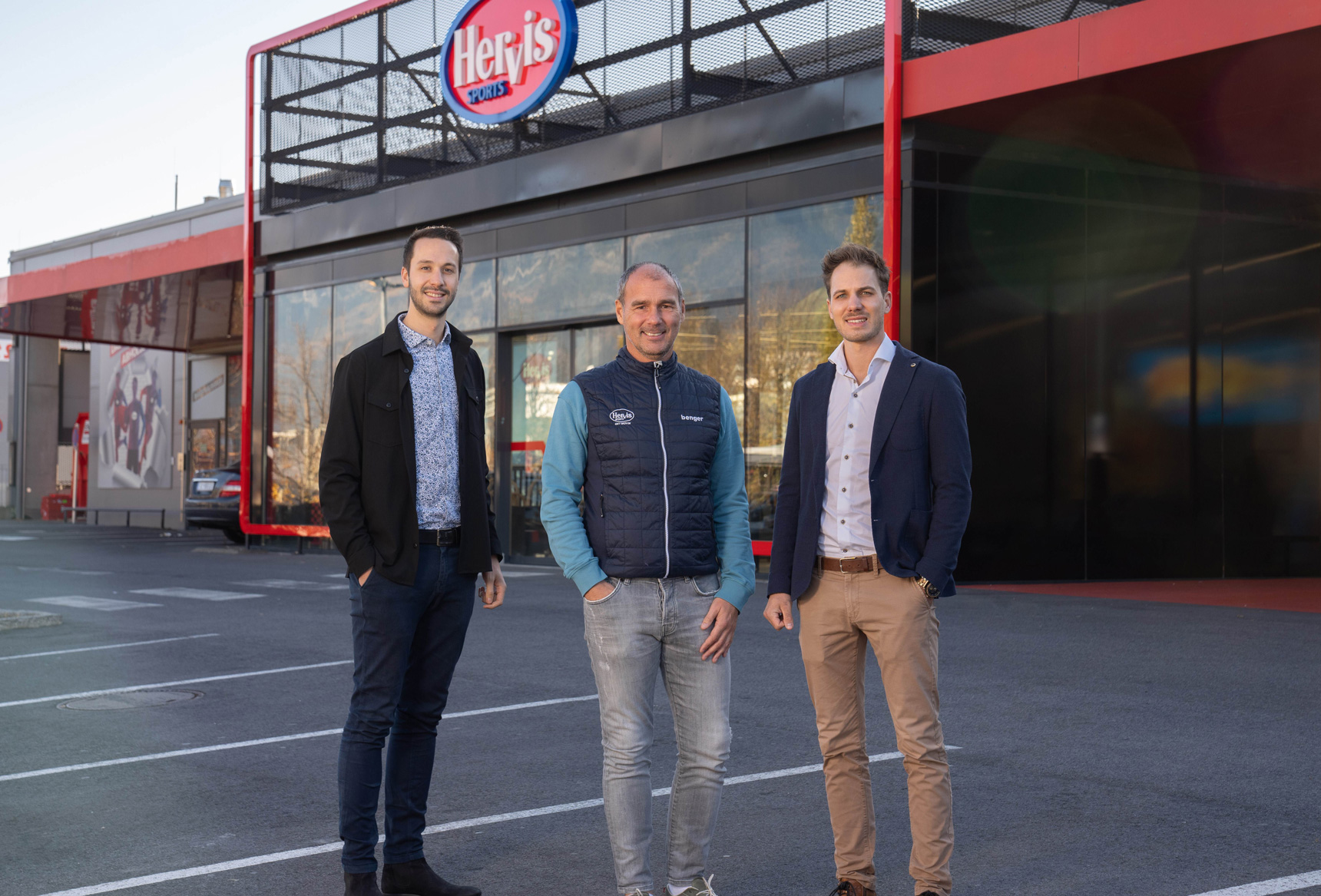 Sebastian Lanner, David Tews, Josef Maier vor einer HERVIS Filliale