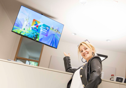 monitorwerbung Verkehrsverbund Social Wall