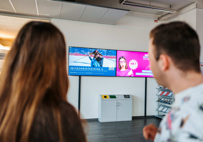 Jung, bewegt, aufmerksamkeitsstark: Screens in Schulen und Ausbildungsstätten ziehen die Blicke junger Menschen auf sich.