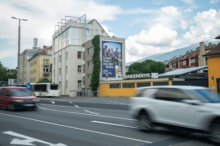 Eine sehr großes Plakat Namens Gigawall auf der Seite eines Parkhauses