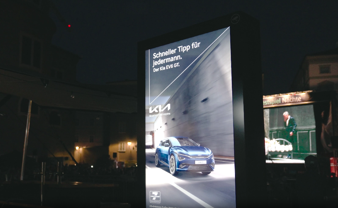Kia als Exklusiv-Partner bei der DOOH-Premiere von monitorwerbung bei den Festspielnächten in Salzburg