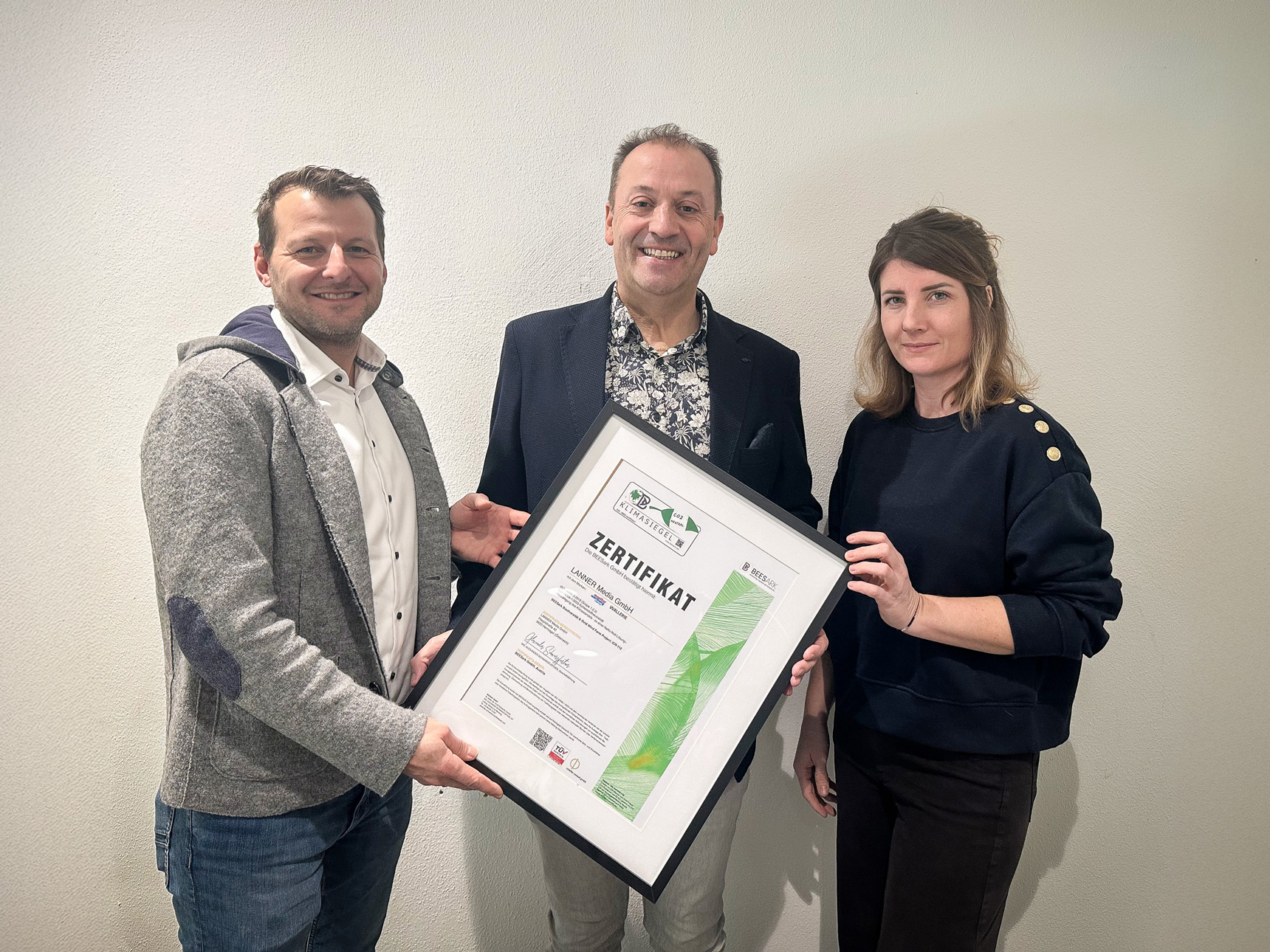 Foto von der Zertifikatsübergabe. BEESark COO Alexander Schwarzfurtner (rechts) und Kathrin T. Gindl (Geschäftsführung Energieforum Kärnten) überreichten das ISO 14068-1 Zertifikat an Andreas Lanner.