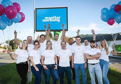 Gruppenfoto vom Team monitorwerbung vor der LED Wall Klagenfurt Südring