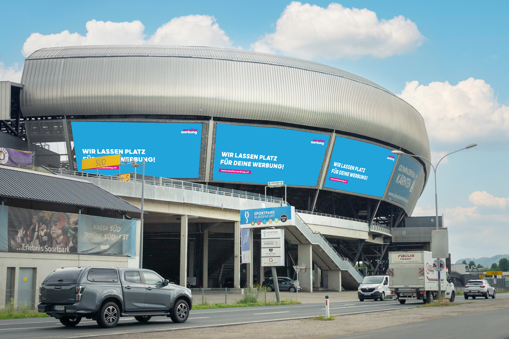 Foto stadium Klagenfurt mit großen Werbplakaten Names GIGAwall auf der Fassade
