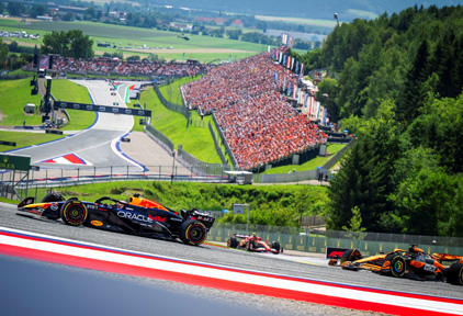 Formel 1 Rennauto auf der Rennstrecke in Spielberg.