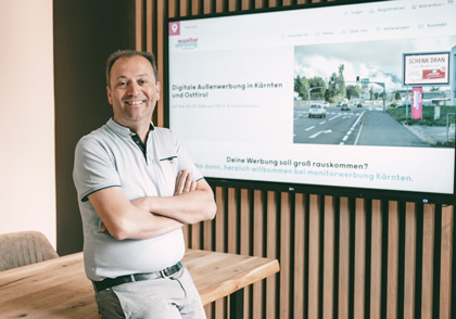 Foto von Andreas Lanner im Meetingraum vor einem Touchscreen