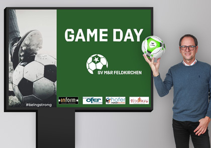 SV Feldkirchen Vorstandsmitglied Gerhard Schreilechner spielt die Sujets selbst auf den LED-Walls aus, was ihm maximale Flexibilität und schnelle Reaktionszeiten ermöglicht.